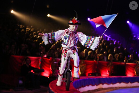 Image de la représentation du 21 janvier 2014 au 38e Festival International du Cirque de Monte-Carlo, sous le chapiteau Fontvieille, en présence de Stéphanie de Monaco accompagnée de sa fille Pauline Ducruet et du prince Albert avec la princesse Charlene. Une soirée marquée par la remise des prix du Festival, les Clowns d'or, d'argent et de bronze.