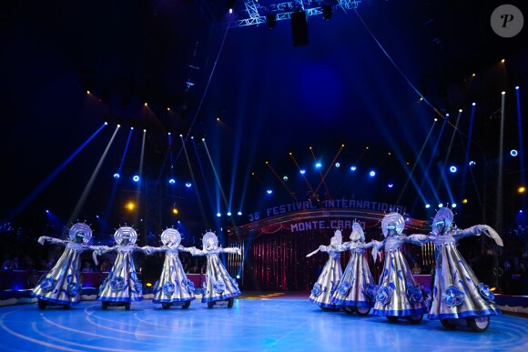 Image de la représentation du 21 janvier 2014 au 38e Festival International du Cirque de Monte-Carlo, sous le chapiteau Fontvieille, en présence de Stéphanie de Monaco accompagnée de sa fille Pauline Ducruet et du prince Albert avec la princesse Charlene. Une soirée marquée par la remise des prix du Festival, les Clowns d'or, d'argent et de bronze.