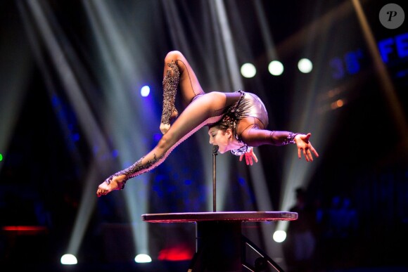 Image de la représentation du 21 janvier 2014 au 38e Festival International du Cirque de Monte-Carlo, sous le chapiteau Fontvieille, en présence de Stéphanie de Monaco accompagnée de sa fille Pauline Ducruet et du prince Albert avec la princesse Charlene. Une soirée marquée par la remise des prix du Festival, les Clowns d'or, d'argent et de bronze.