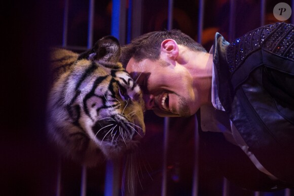 Image de la représentation du 21 janvier 2014 au 38e Festival International du Cirque de Monte-Carlo, sous le chapiteau Fontvieille, en présence de Stéphanie de Monaco accompagnée de sa fille Pauline Ducruet et du prince Albert avec la princesse Charlene. Une soirée marquée par la remise des prix du Festival, les Clowns d'or, d'argent et de bronze.