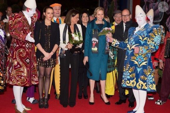 La princesse Stéphanie de Monaco, sa fille Pauline Ducruet, le prince Albert et la princesse Charlene arrivent pour la représentation du 21 janvier 2014 au 38e Festival International du Cirque de Monte-Carlo, marquée par la remise des prix du Festival, les Clowns d'or, d'argent et de bronze.