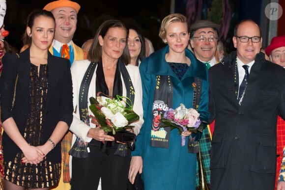 La princesse Stéphanie de Monaco, sa fille Pauline Ducruet, le prince Albert et la princesse Charlene arrivent pour la représentation du 21 janvier 2014 au 38e Festival International du Cirque de Monte-Carlo, marquée par la remise des prix du Festival, les Clowns d'or, d'argent et de bronze.
