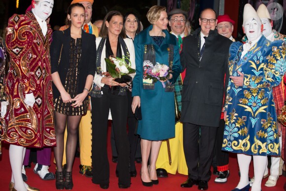 La princesse Stéphanie de Monaco, sa fille Pauline Ducruet, le prince Albert et la princesse Charlene arrivent pour la représentation du 21 janvier 2014 au 38e Festival International du Cirque de Monte-Carlo, marquée par la remise des prix du Festival, les Clowns d'or, d'argent et de bronze.