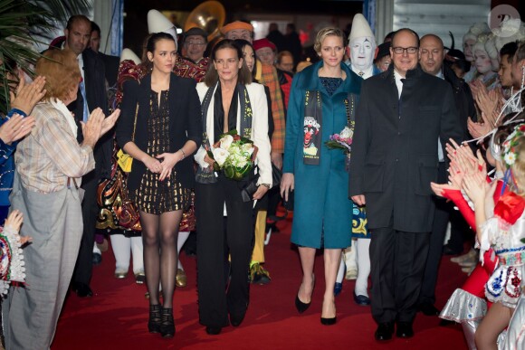 La princesse Stéphanie de Monaco, sa fille Pauline Ducruet, le prince Albert et la princesse Charlene arrivent pour la représentation du 21 janvier 2014 au 38e Festival International du Cirque de Monte-Carlo, marquée par la remise des prix du Festival, les Clowns d'or, d'argent et de bronze.