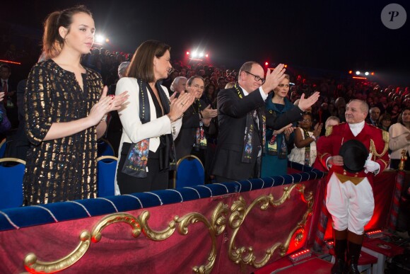 Pauline Ducruet, sa mère la princesse Stéphanie de Monaco, le prince Albert et la princesse Charlene dans la loge d'honneur le 21 janvier 2014 au 38e Festival International du Cirque de Monte-Carlo, marquée par la remise des prix du Festival, les Clowns d'or, d'argent et de bronze.