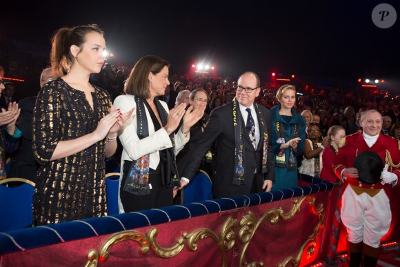 Pauline Ducruet, sa mère la princesse Stéphanie de Monaco, le prince Albert et la princesse Charlene dans la loge d'honneur le 21 janvier 2014 au 38e Festival International du Cirque de Monte-Carlo, marquée par la remise des prix du Festival, les Clowns d'or, d'argent et de bronze.