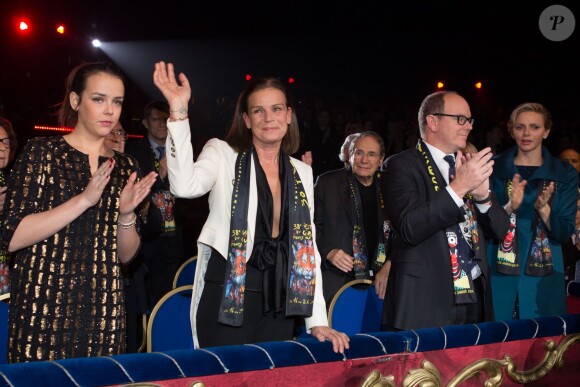 Pauline Ducruet, sa mère la princesse Stéphanie de Monaco, le prince Albert et la princesse Charlene dans la loge d'honneur le 21 janvier 2014 au 38e Festival International du Cirque de Monte-Carlo, marquée par la remise des prix du Festival, les Clowns d'or, d'argent et de bronze.