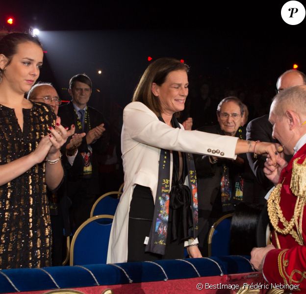 Pauline Ducruet, sa mère la princesse Stéphanie de Monaco, le prince Albert et la princesse Charlene dans la loge d'honneur le 21 janvier 2014 au 38e Festival International du Cirque de Monte-Carlo, marquée par la remise des prix du Festival, les Clowns d'or, d'argent et de bronze.