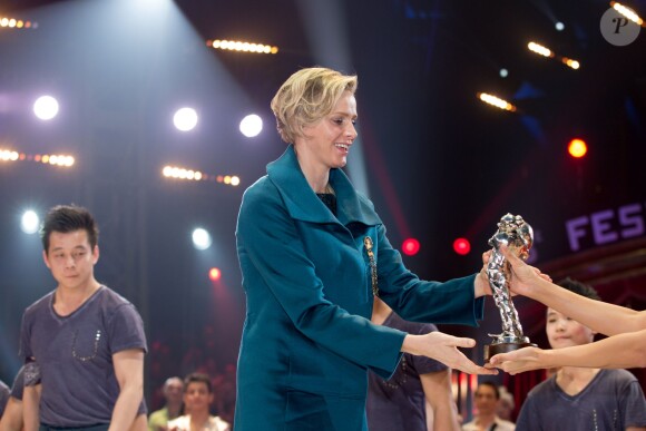 La princesse Charlene de Monaco remettant un Clown, l'un des prix du 38e Festival International du Cirque de Monte-Carlo, le 21 janvier 2014
