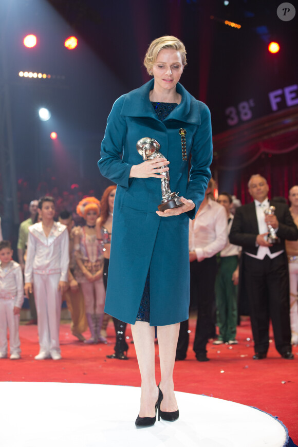La princesse Charlene de Monaco remettant un Clown, l'un des prix du 38e Festival International du Cirque de Monte-Carlo, le 21 janvier 2014