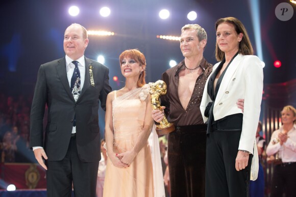 La princesse Stéphanie de Monaco et le prince Albert avec les lauréats des Clowns d'or le 21 janvier 2014 au 38e Festival International du Cirque de Monte-Carlo