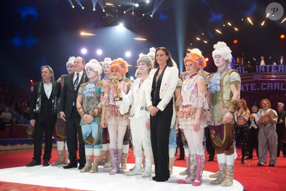 La princesse Stéphanie de Monaco et le prince Albert avec les lauréats des Clowns d'or le 21 janvier 2014 au 38e Festival International du Cirque de Monte-Carlo