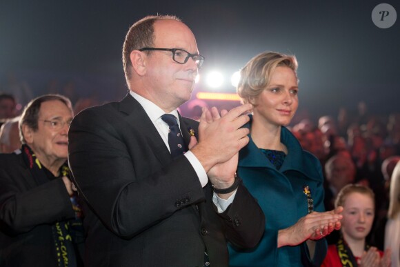 Albert et Charlene de Monaco, et Robert Hossein derrière eux, le 21 janvier 2014 au 38e Festival International du Cirque de Monte-Carlo
