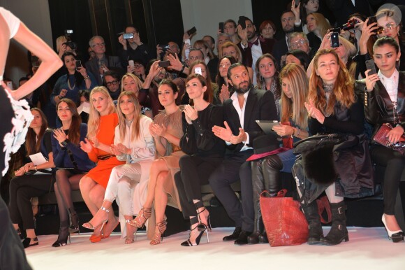 Sofia Essaïdi, Gaia Weiss, Kim Kardashian, Blanca Suarez, Paz Vega et Rafael Amagro applaudissent le final du défilé haute couture de Stéphane Rolland au Théâtre National de Chaillot. Paris, le 21 janvier 2014.
