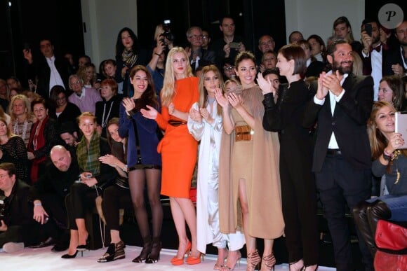 Sofia Essaïdi, Gaia Weiss, Kim Kardashian, Blanca Suarez, Paz Vega et le premier rang, debout pour le final du défilé haute couture de Stéphane Rolland au Théâtre National de Chaillot. Paris, le 21 janvier 2014.