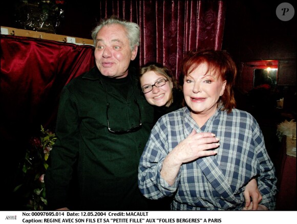 Régine dans sa loge après son spectacle aux Folies Bergere avec son fils Lionel Rotcage et sa petite fille Daphné. 12 Mai 2004.
