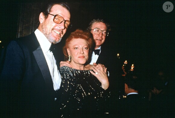 Régine, Roger Moore et Michael Cain.
