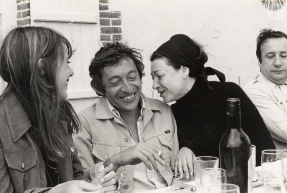 Régine dans sa maison de Honfleur en 1969 avec Serge Gainbourg qui lui présente Jane Birkin.