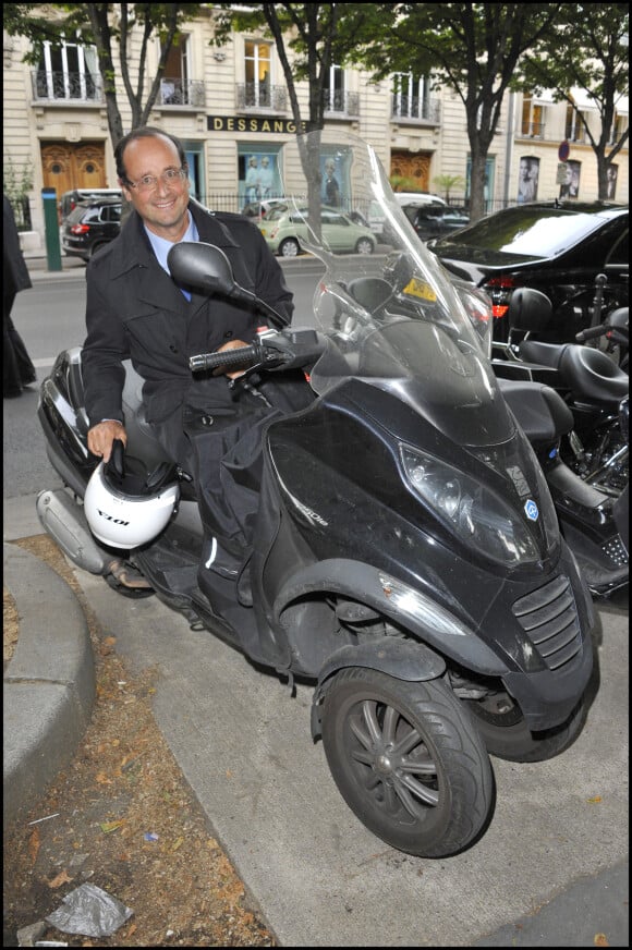 <p>Francois Hollande sur son scooter à Paris le 30 mai 2011. </p>