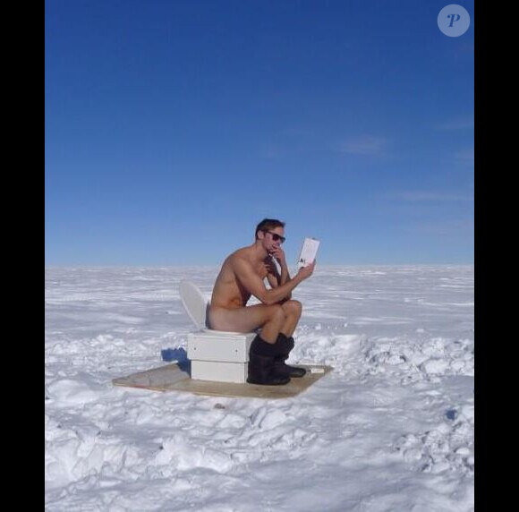 Alexander Skarsgard nu au petit coin... au pôle Sud, en décembre 2013, lors du trek caritatif Walking With the Wounded South Pole Allied Challenge avec le prince Harry