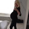 Ce mardi 21 janvier, Gwen Stefani, enceinte, a posté un selfie sur Twitter. Elle y apparaît tout de noir vêtue et chaussée de sandales à talons.