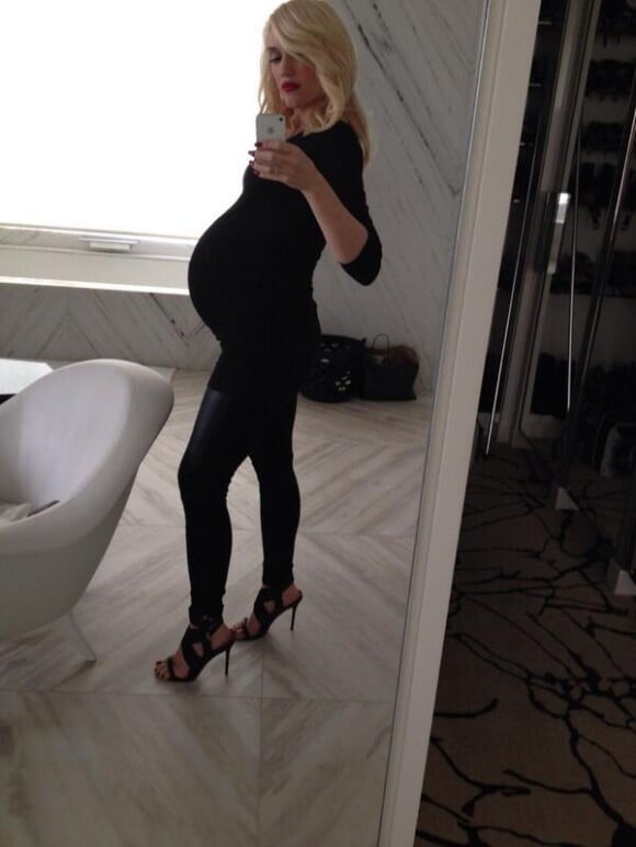 Ce mardi 21 janvier, Gwen Stefani, enceinte, a posté un selfie sur Twitter. Elle y apparaît tout de noir vêtue et chaussée de sandales à talons.