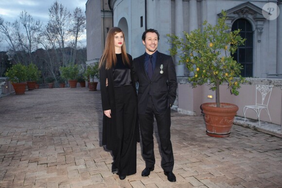 Stefano Accorsi et sa compagne Bianca Vitali lors de la remise des insignes de chevalier de l'ordre des Arts et des Lettres à l'ambassade de France à Rome, le 21 janvier 2014.