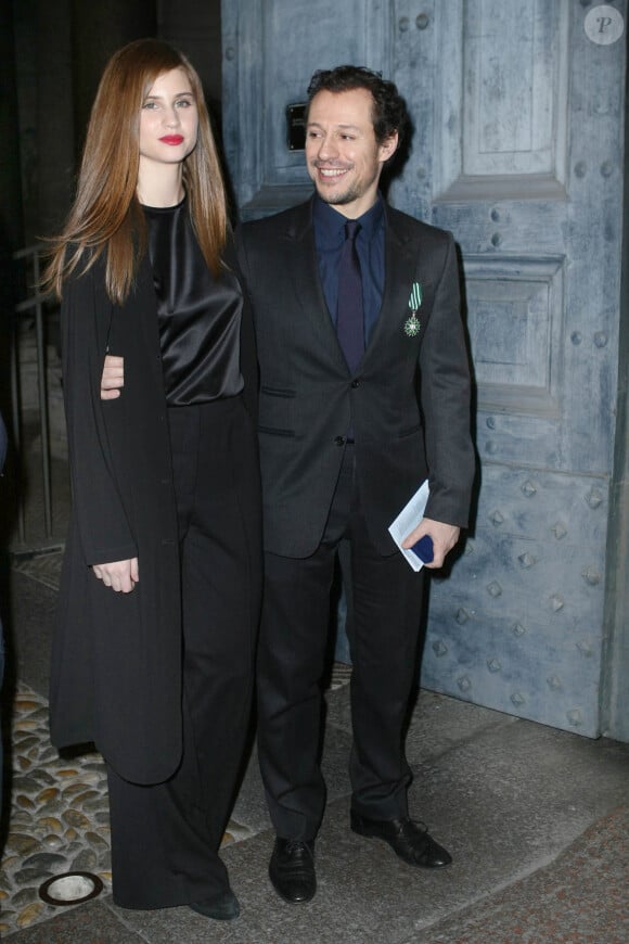 Stefano Accorsi pose officiellement avec sa compagne Bianca Vitali, 22 ans, lors de la remise des insignes de chevalier de l'ordre des Arts et des Lettres à l'ambassade de France à Rome, le 21 janvier 2014.
