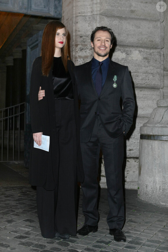 Stefano Accorsi pose officiellement avec sa compagne Bianca Vitali, 22 ans, lors de la remise des insignes de chevalier de l'ordre des Arts et des Lettres à l'ambassade de France à Rome, le 21 janvier 2014.
