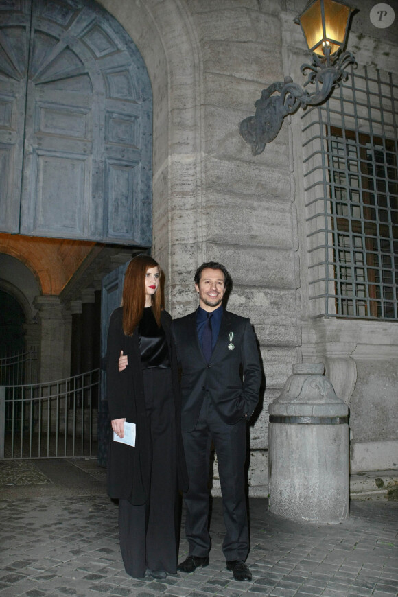 Stefano Accorsi et sa compagne Bianca Vitali lors de la remise des insignes de chevalier de l'ordre des Arts et des Lettres à l'ambassade de France à Rome, le 21 janvier 2014.