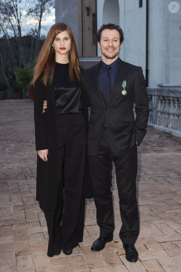 Stefano Accorsi pose officiellement avec sa compagne Bianca Vitali, 22 ans, lors de la remise des insignes de chevalier de l'ordre des Arts et des Lettres à l'ambassade de France à Rome, le 21 janvier 2014.
