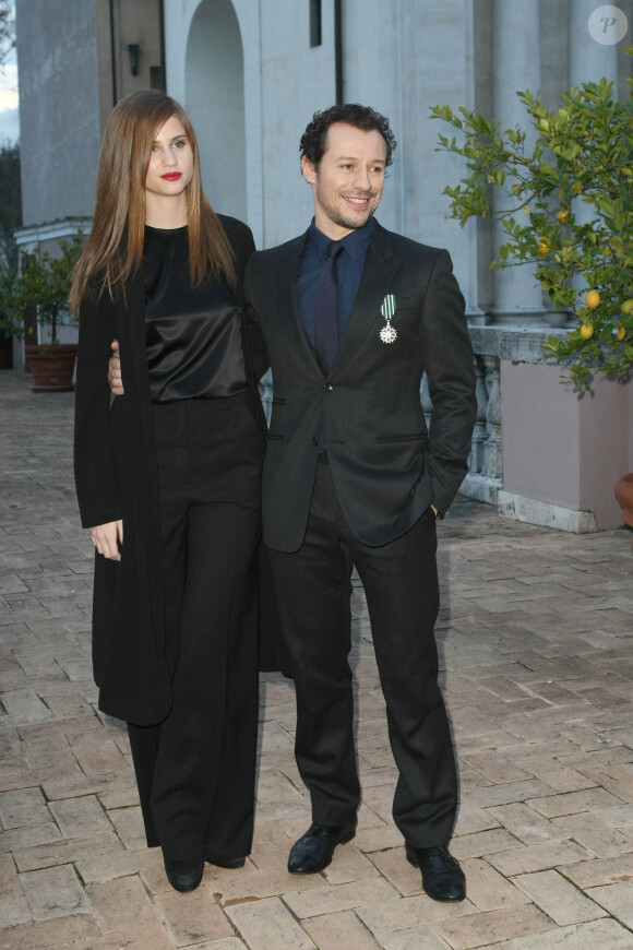 Stefano Accorsi pose officiellement avec sa compagne Bianca Vitali, 22 ans, lors de la remise des insignes de chevalier de l'ordre des Arts et des Lettres à l'ambassade de France à Rome, le 21 janvier 2014.