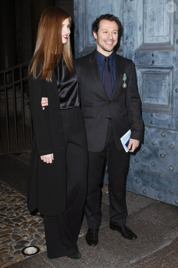 Stefano Accorsi pose officiellement avec sa compagne Bianca Vitali, 22 ans, lors de la remise des insignes de chevalier de l'ordre des Arts et des Lettres à l'ambassade de France à Rome, le 21 janvier 2014.