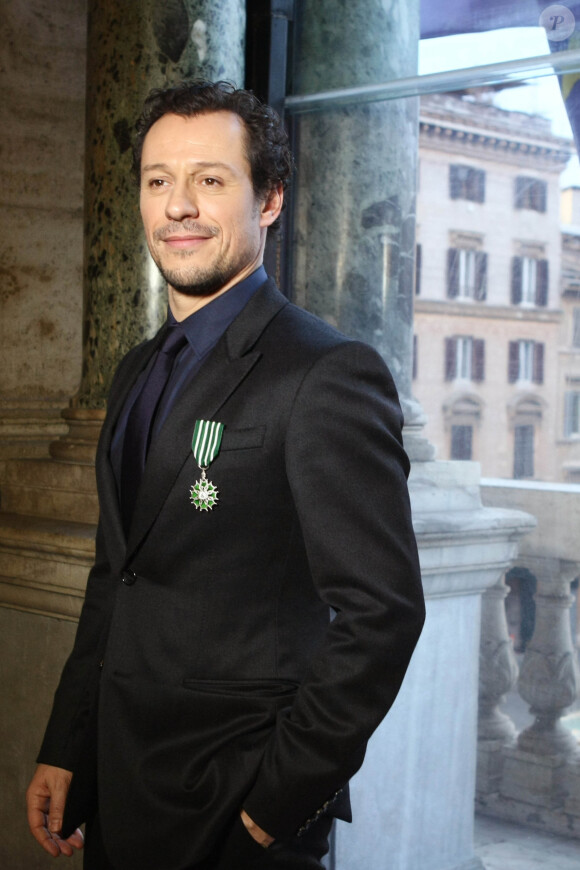 Stefano Accorsi a reçu les insignes de chevalier de l'ordre des Arts et des Lettres à l'ambassade de France à Rome, le 21 janvier 2014.
