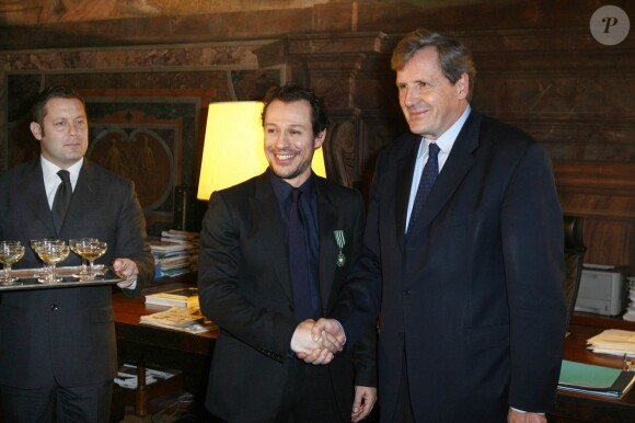 Stefano Accorsi reçoit les insignes de chevalier de l'ordre des Arts et des Lettres à l'ambassade de France à Rome, des mains d'Alain Le Roy, le 21 janvier 2014.