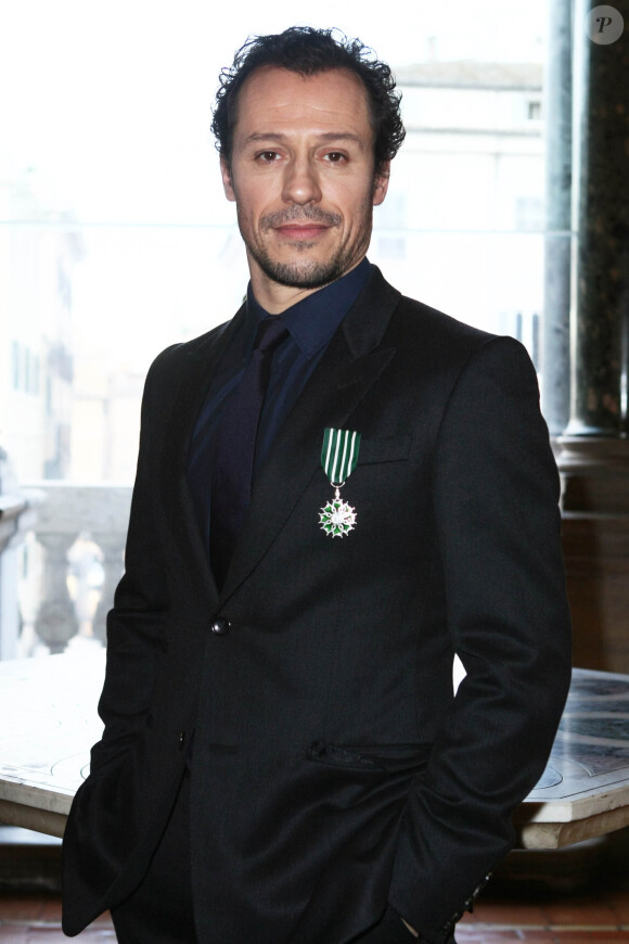 Stefano Accorsi a reçu les insignes de chevalier de l'ordre des Arts et des Lettres à l'ambassade de France à Rome, le 21 janvier 2014.