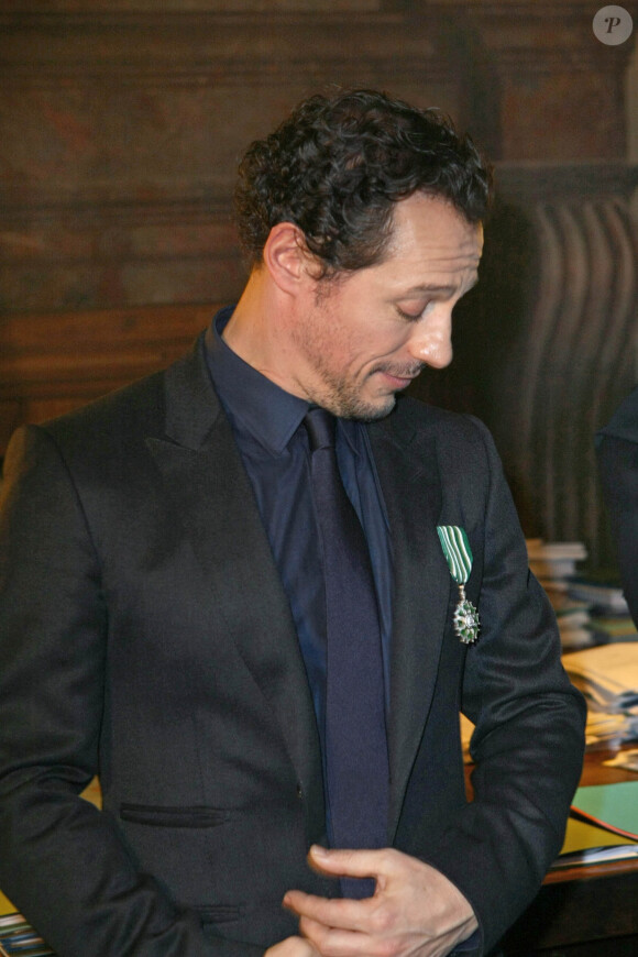 Stefano Accorsi a reçu les insignes de chevalier de l'ordre des Arts et des Lettres à l'ambassade de France à Rome, le 21 janvier 2014.