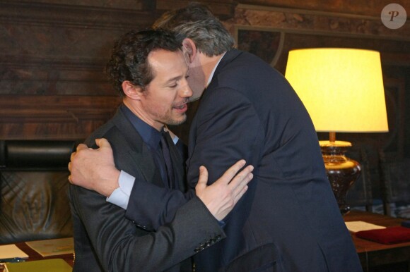 Stefano Accorsi reçoit les insignes de chevalier de l'ordre des Arts et des Lettres à l'ambassade de France à Rome, des mains d'Alain Le Roy, le 21 janvier 2014.