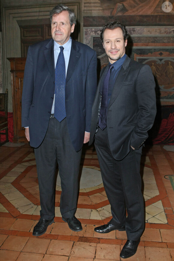 Stefano Accorsi reçoit les insignes de chevalier de l'ordre des Arts et des Lettres à l'ambassade de France à Rome, des mains d'Alain Le Roy, le 21 janvier 2014.