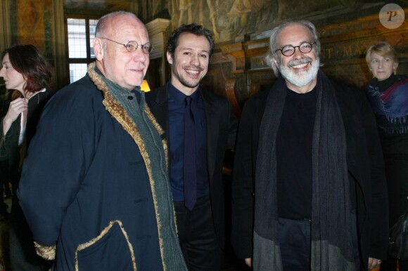 Marco Müller, Stefano Accorsi, Giusti Marco lors de la remise des insignes de chevalier de l'ordre des Arts et des Lettres à l'ambassade de France à Rome, le 21 janvier 2014.