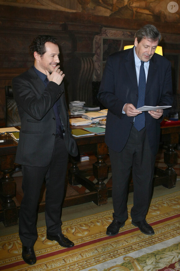 Stefano Accorsi reçoit les insignes de chevalier de l'ordre des Arts et des Lettres à l'ambassade de France à Rome, des mains d'Alain Le Roy, le 21 janvier 2014.