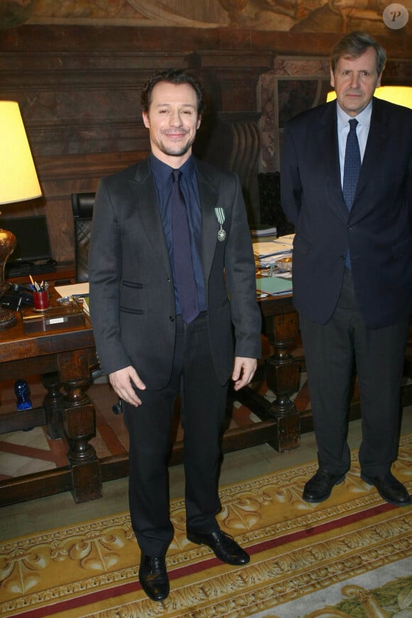 Stefano Accorsi reçoit les insignes de chevalier de l'ordre des Arts et des Lettres à l'ambassade de France à Rome, des mains d'Alain Le Roy, le 21 janvier 2014.