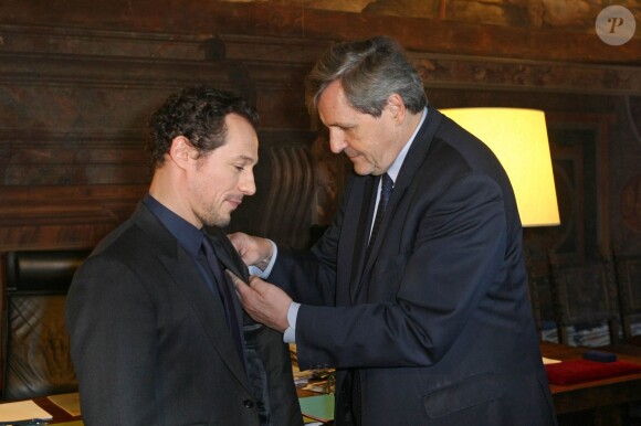 Stefano Accorsi reçoit les insignes de chevalier de l'ordre des Arts et des Lettres à l'ambassade de France à Rome, des mains d'Alain Le Roy, le 21 janvier 2014.
