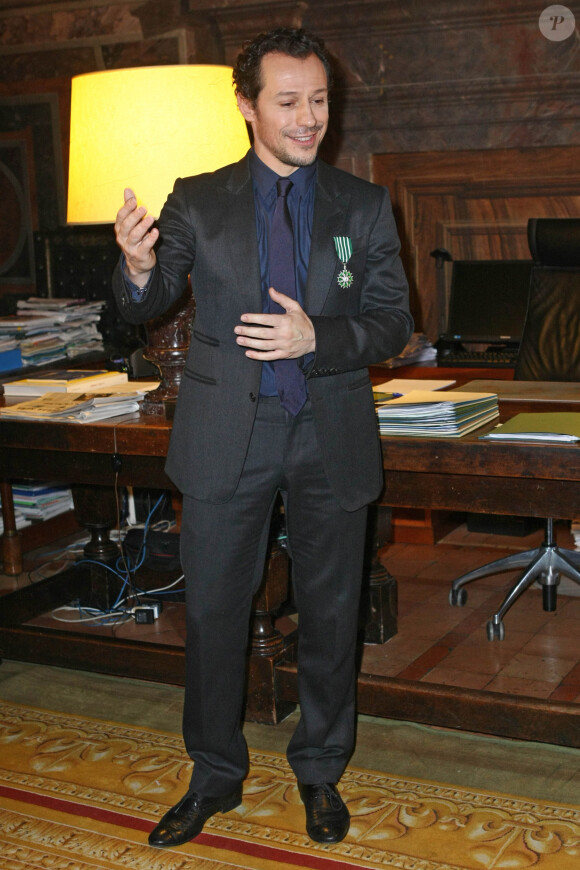 Stefano Accorsi lors de la remise des insignes de chevalier de l'ordre des Arts et des Lettres à l'ambassade de France à Rome, le 21 janvier 2014.