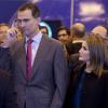 Felipe, qui essaye des Google Glass, et Letizia d'Espagne lors de l'inauguration du FITUR, le Salon international du tourisme de Madrid, le 22 janvier 2014