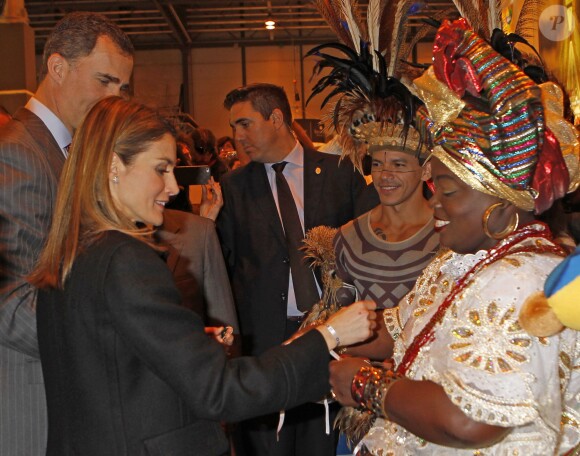 La princesse Letizia et le prince Felipe d'Espagne prennent une bouffée d'exotisme lors de l'inauguration du FITUR, le Salon international du tourisme de Madrid, le 22 janvier 2014