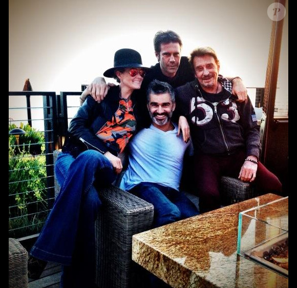 "Beau dimanche avec mes potes François et Emanuele et ma douce", écrit Johnny Hallyday sur Twitter après avoir passé le 19 janvier 2014 en leur compagnie.