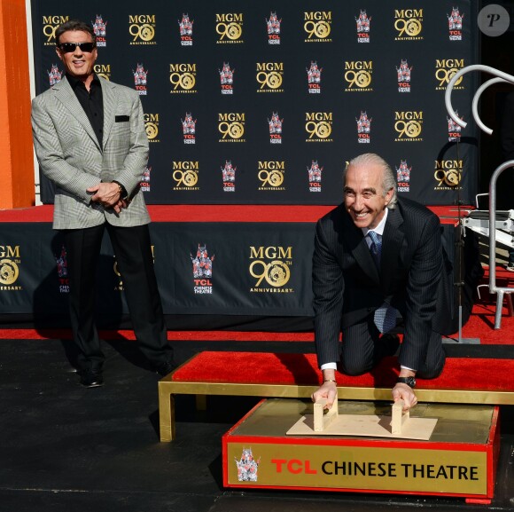 Sylvester Stallone et le directeur de la Metro-Goldwyn-Mayer, Gary Barber, lors de la cérémonie des empreintes de la MGM pour ses 90 ans, devant le TCL Chinese Theatre avec sa mascotte le lion Leo, le 22 janvier 2014 à Los Angeles.