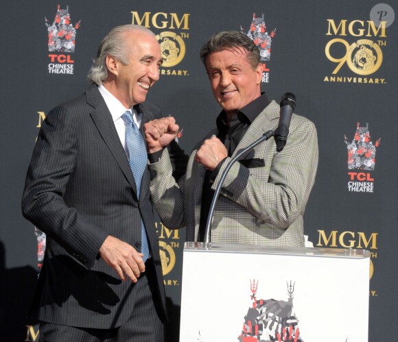 Sylvester Stallone et le directeur de la Metro-Goldwyn-Mayer, Gary Barber, lors de la cérémonie des empreintes de la MGM devant le TCL Chinese Theatre avec sa mascotte le lion Leo, le 22 janvier 2014 à Los Angeles.
