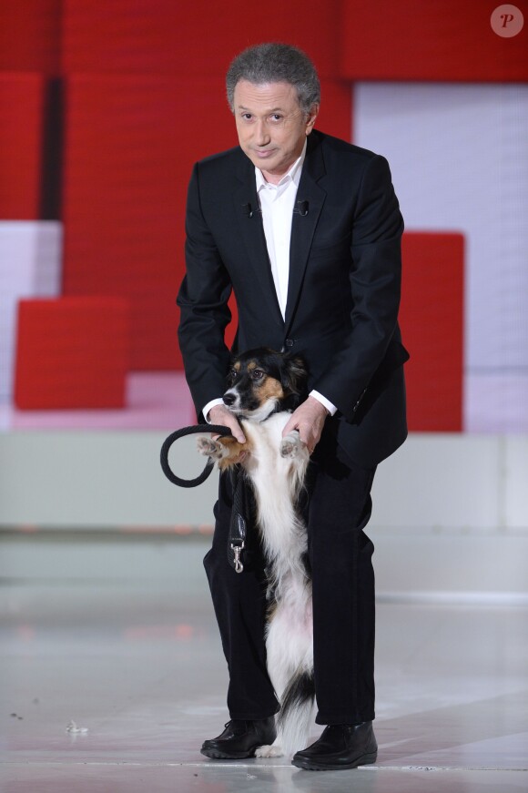 Michel Drucker et sa chienne Isia lors de l'enregistrement de l'émission Vivement dimanche le 22 janvier 2014 à Paris (diffusion sur France 2 le 26 janvier)